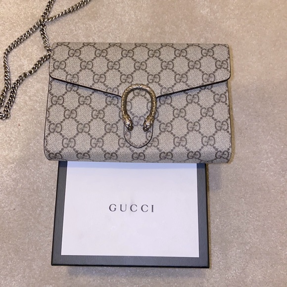 Gucci Handbags - Gucci clutch with chain